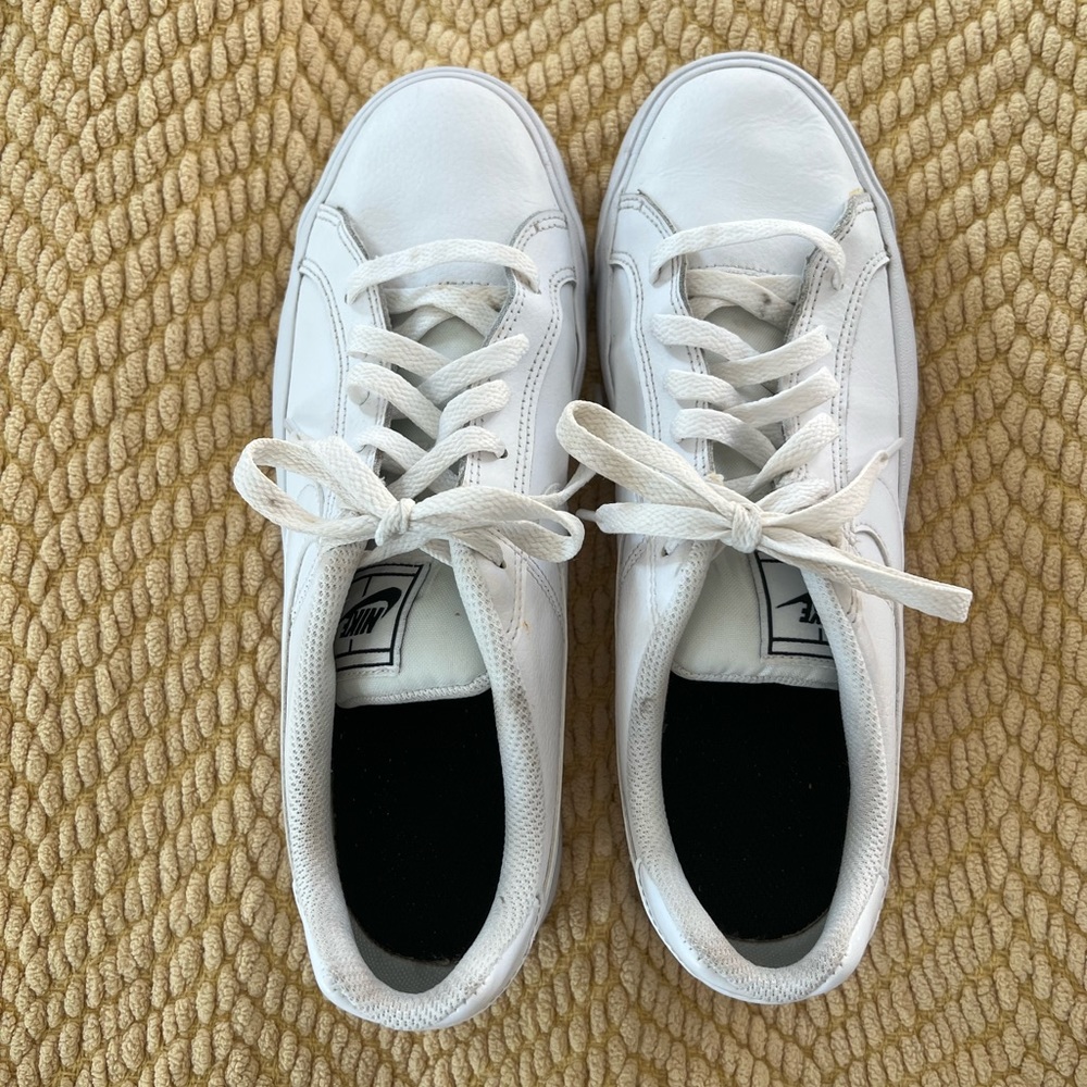 Womens white Nike sneakers. Very good used condition.